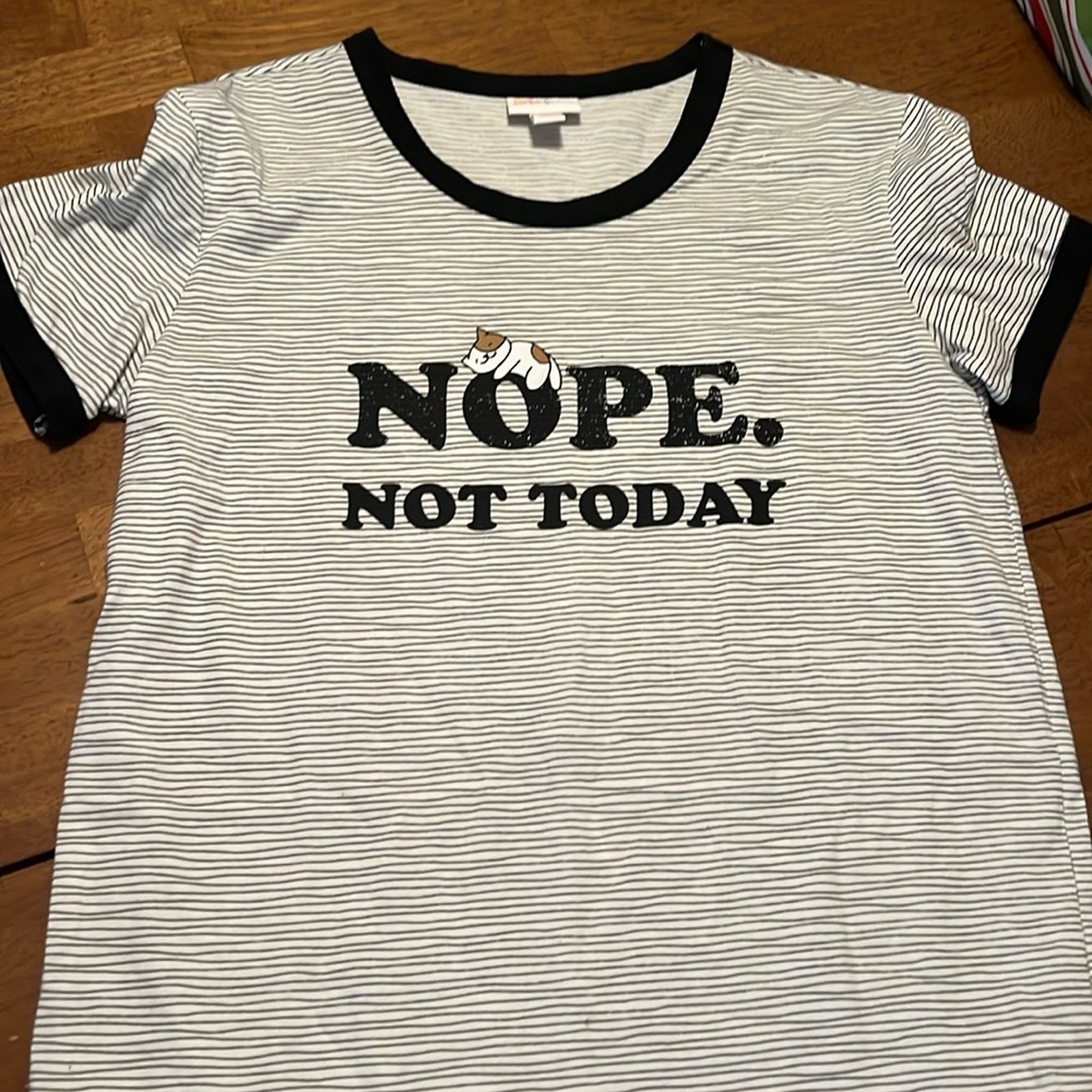 Lularoe liv tee. Size small.